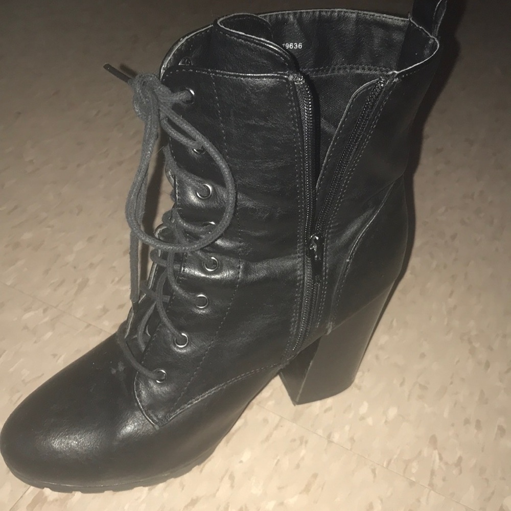 Selling these boots for 25 lmk ladies it’s size 8